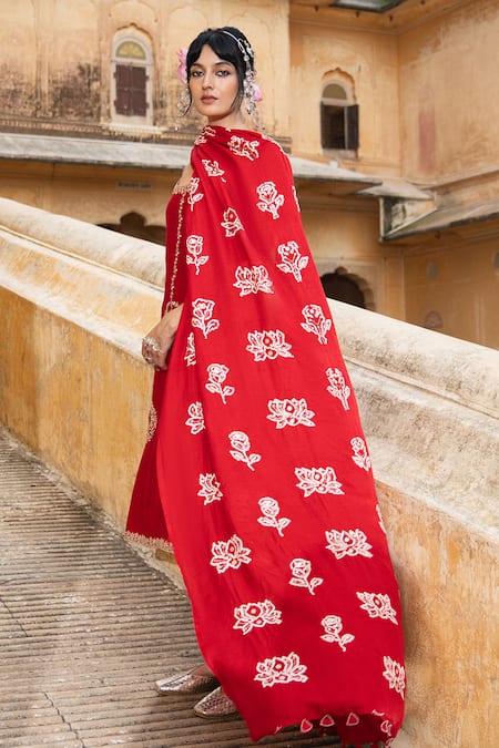 Pink City By Sarika_Red Chanderi Silk Embroidery Scoop Neck Gulaab Aur Kamal Kurta Pant Set _Online_at_Aza_Fashions