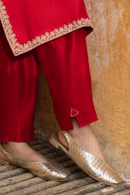 Buy_Pink City By Sarika_Red Chanderi Silk Embroidery Scoop Neck Gulaab Aur Kamal Kurta Pant Set _Online_at_Aza_Fashions