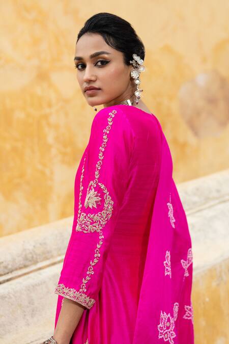Pink City By Sarika_Pink Chanderi Silk Embroidery V-neck Gulaab Aur Kamal Kurta Pant Set _Online_at_Aza_Fashions
