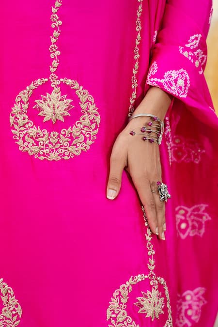 Pink City By Sarika_Pink Chanderi Silk Embroidery V-neck Gulaab Aur Kamal Kurta Pant Set _at_Aza_Fashions