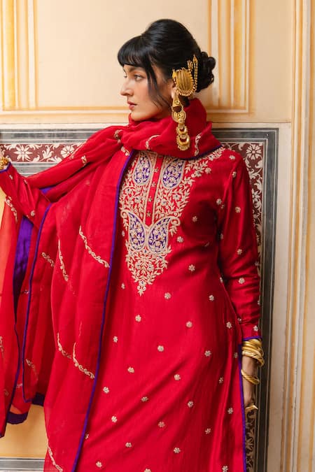 Buy Pink City By Sarika Red Chanderi Silk Embroidery, Zari Split V-neck Kairi Hexagon Kurta Set Online at Aza Fashions Buy_Pink City By Sarika_Red Chanderi Silk Embroidery, Zari Split V-neck Kairi Hexagon Kurta Set _Online_at_Aza_Fashions