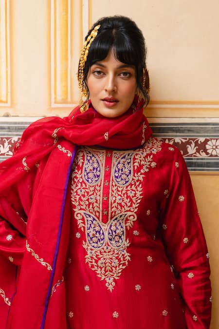 Shop Pink City By Sarika Red Chanderi Silk Embroidery, Zari Split V-neck Kairi Hexagon Kurta Set Online at Aza Fashions Shop_Pink City By Sarika_Red Chanderi Silk Embroidery, Zari Split V-neck Kairi Hexagon Kurta Set _Online_at_Aza_Fashions