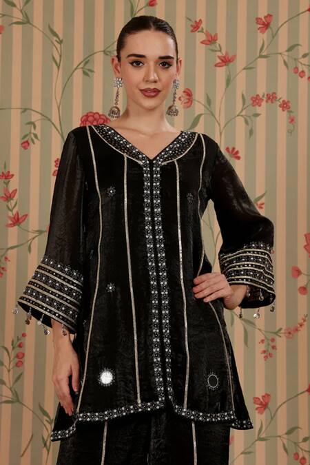 Nitisha Kashyap Official_Black Organza Embroidery, Mirrors, Beads V-neck Floral Kurta And Pant Set _Online_at_Aza_Fashions