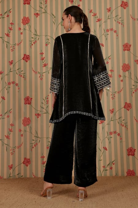 Nitisha Kashyap Official Floral Embroidered Kurta & Pant Set 