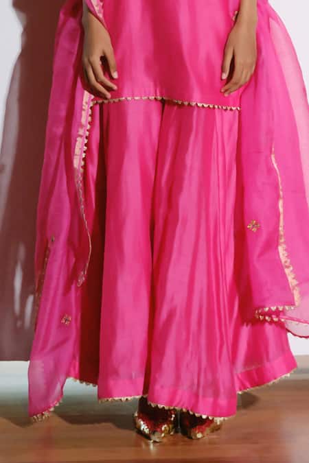 Kharakapas Pink Kota Doria, Silk Embroidery, Lace Rani Dupatta Online at Aza Fashions Kharakapas_Pink Kota Doria, Silk Embroidery, Lace Rani Dupatta _Online_at_Aza_Fashions