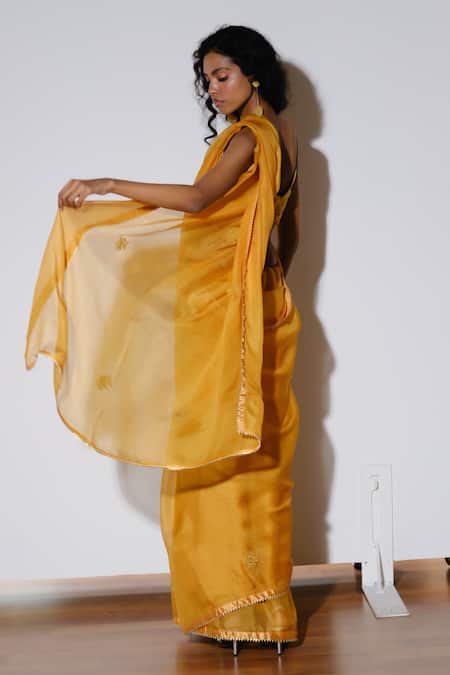 Kharakapas Roshini Embroidered Saree With Unstitched Blouse Piece  