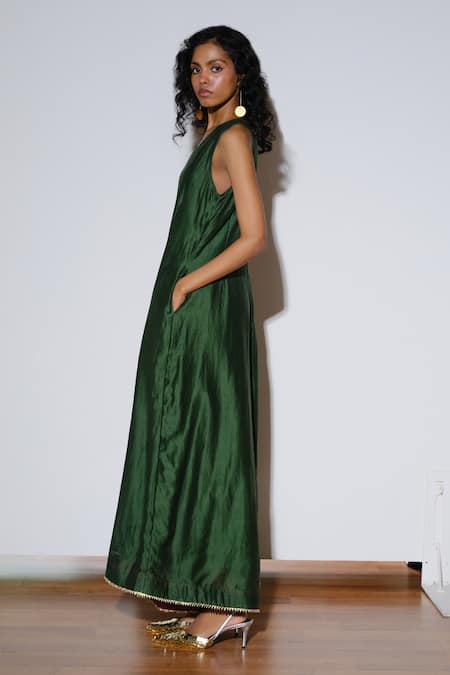Kharakapas Green Chanderi Silk Gota Patti V-neck Emerald Jumpsuit at Aza Fashions Kharakapas_Green Chanderi Silk Gota Patti V-neck Emerald Jumpsuit _at_Aza_Fashions