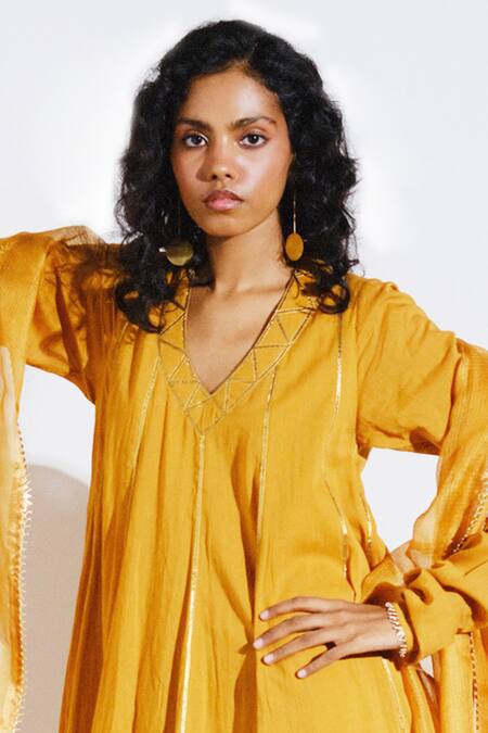 Shop Kharakapas Mustard Kota Doria, Silk Embroidery, Patti, Fringe Kiran Dupatta Online at Aza Fashions Shop_Kharakapas_Mustard Kota Doria, Silk Embroidery, Patti, Fringe Kiran Dupatta _Online_at_Aza_Fashions