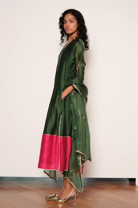 Kharakapas_Green Chanderi, Silk Embroidery V-neck Iraani Kurta Set _Online_at_Aza_Fashions