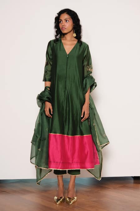 Kharakapas_Green Chanderi, Silk Embroidery V-neck Iraani Kurta Set _at_Aza_Fashions