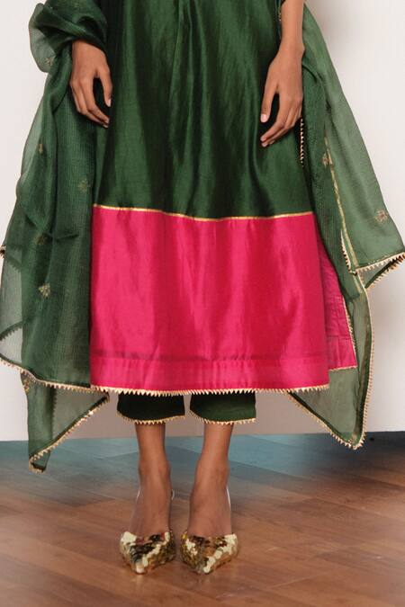 Buy_Kharakapas_Green Chanderi, Silk Embroidery V-neck Iraani Kurta Set 