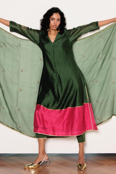 Kharakapas Green Chanderi, Silk Embroidery V-neck Iraani Kurta Set 