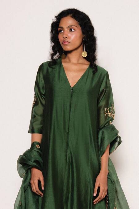 Shop Kharakapas Green Kota Doria, Silk Embroidery, Lace, Fringe Iraani Dupatta Online at Aza Fashions Shop_Kharakapas_Green Kota Doria, Silk Embroidery, Lace, Fringe Iraani Dupatta _Online_at_Aza_Fashions