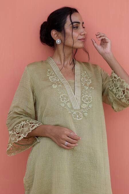 Buy_Banera_Green Chanderi Embroidery Split V-neck Kurta Pant Dupatta Set _Online_at_Aza_Fashions