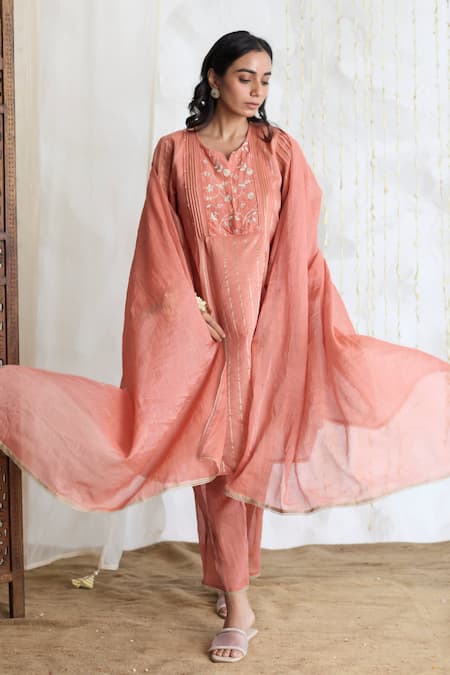 Shop_Banera_Peach Chanderi Embroidery, Zari Split V-neck Striper Kurta Set With Dupatta _Online_at_Aza_Fashions