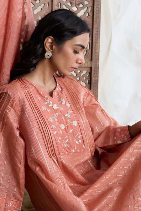 Banera_Peach Chanderi Embroidery, Zari Split V-neck Striper Kurta Set With Dupatta _at_Aza_Fashions