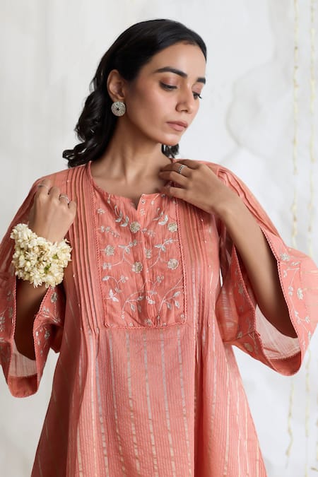 Buy_Banera_Peach Chanderi Embroidery, Zari Split V-neck Striper Kurta Set With Dupatta 