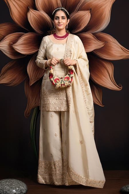 Buy_Versuhz_Beige Beads, Sequins, Applique, Embroidery Scarlet Garden Beaded 3d Floral Bag 