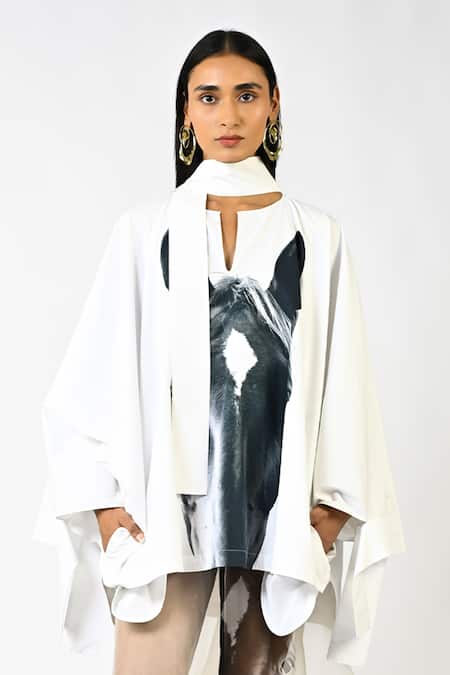 Huemn White Cotton Split V-neck Horse Print Kaftan Online at Aza Fashions Huemn_White Cotton Split V-neck Horse Print Kaftan _Online_at_Aza_Fashions