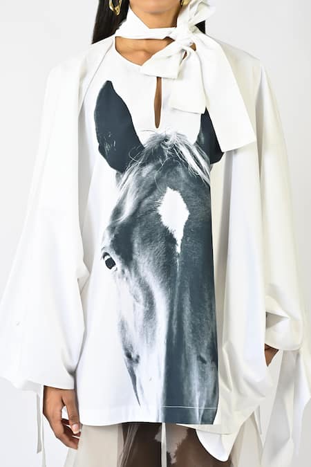 Shop Huemn White Cotton Split V-neck Horse Print Kaftan Online at Aza Fashions Shop_Huemn_White Cotton Split V-neck Horse Print Kaftan _Online_at_Aza_Fashions
