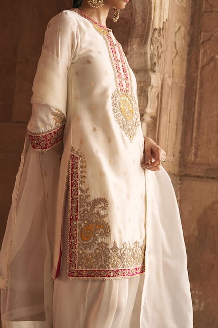 Sheetal Batra_Ivory Chanderi , Organza Pearls, Anila Banarasi Tilla And Kurta Set _Online_at_Aza_Fashions