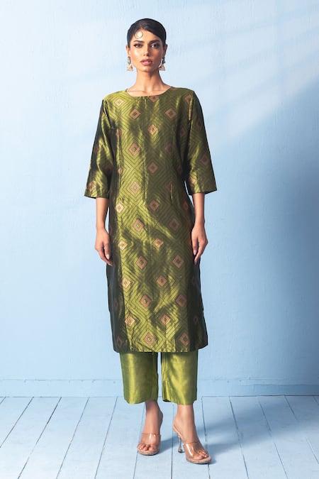 Buy_Vishwa By Pinki Sinha_Green Silk Round Neck Tanchoi Woven Kurta And Raw Pant Set _Online_at_Aza_Fashions