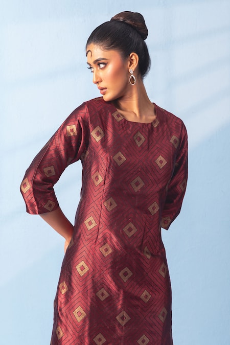 Vishwa By Pinki Sinha_Red Silk Round Neck Banarasi Kurta With Pant _Online_at_Aza_Fashions