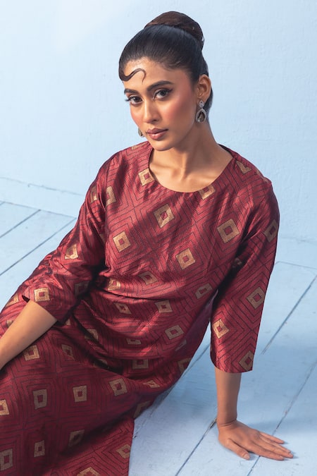 Buy_Vishwa By Pinki Sinha_Red Silk Round Neck Banarasi Kurta With Pant _Online_at_Aza_Fashions