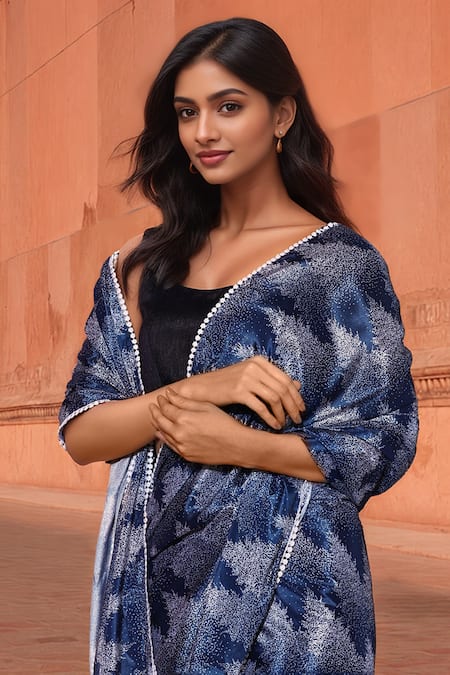 Naintara Bajaj_Blue Chinon Scoop Neck Abstract Print Pre-draped Saree With Blouse _Online_at_Aza_Fashions