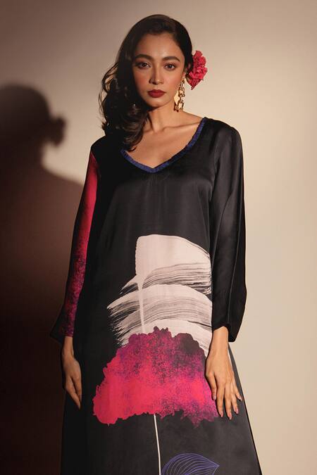 ISADAA BY ROTNA DUTT_Black Satin, Georgette V-neck Digital Printed Kurta Set _Online_at_Aza_Fashions