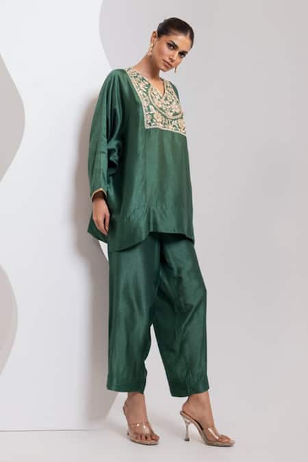 Oshi By Shikha_Green Silk Embroidery, Zari V-neck Hand Pheran Kaftan And Pant Set _Online_at_Aza_Fashions