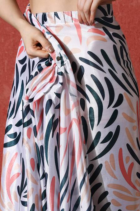 Naintara Bajaj_White Chinon V-neck Abstract Print Pre-draped Saree With Blouse _Online_at_Aza_Fashions