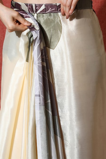 Naintara Bajaj_Off White Chinon V-neck Floral Bloom Print Pre-draped Saree With Blouse _Online_at_Aza_Fashions