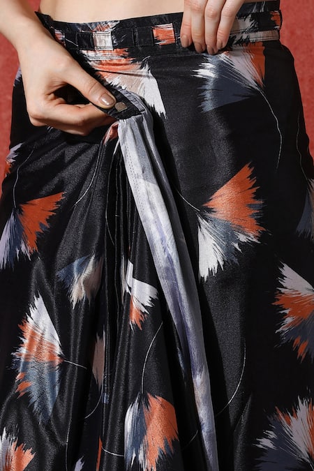 Naintara Bajaj_Black Chinon Geometric Print Pre-draped Saree With Blouse _Online_at_Aza_Fashions