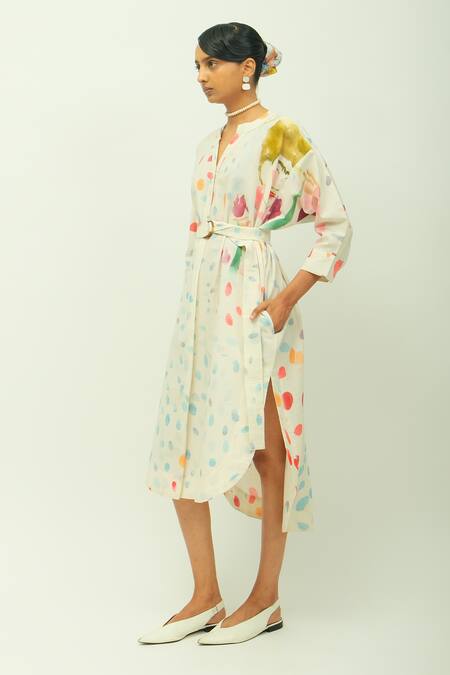 Buy_OFRIDA_Off White Poplin Split V-neck Kahlo Printed Dress _Online_at_Aza_Fashions