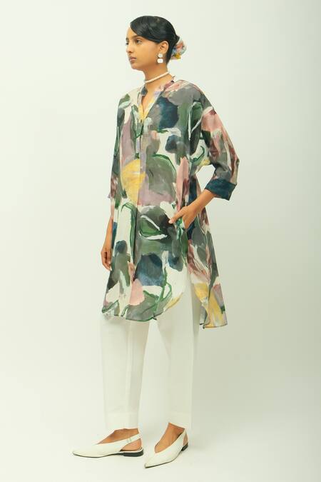 OFRIDA Multi Color Doriya Mandarin Collar Moon Flower Dotted Dobby Kurta Online at Aza Fashions OFRIDA_Multi Color Doriya Mandarin Collar Moon Flower Dotted Dobby Kurta _Online_at_Aza_Fashions