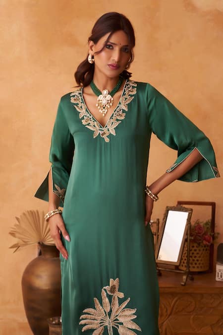 Neitri_Emerald Green Georgette, Silk Embroidery V-neck Mayuri Kurta Set _Online_at_Aza_Fashions