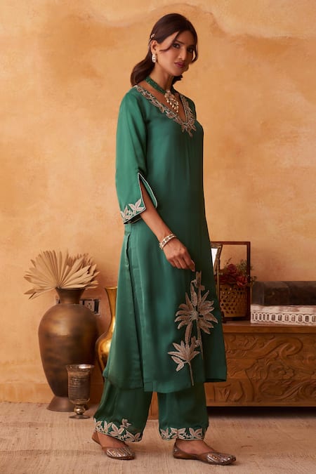 Buy_Neitri_Emerald Green Georgette, Silk Embroidery V-neck Mayuri Kurta Set _Online_at_Aza_Fashions