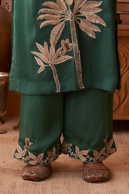Shop_Neitri_Emerald Green Georgette, Silk Embroidery V-neck Mayuri Kurta Set _Online_at_Aza_Fashions