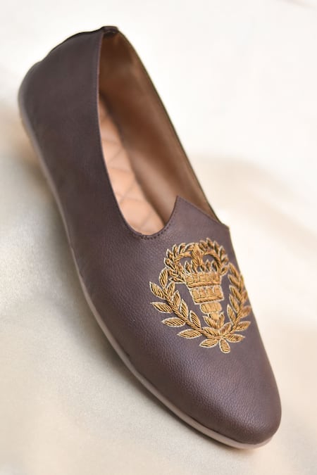 Around Always Taj Crest Embroidered Slip-on Juttis 