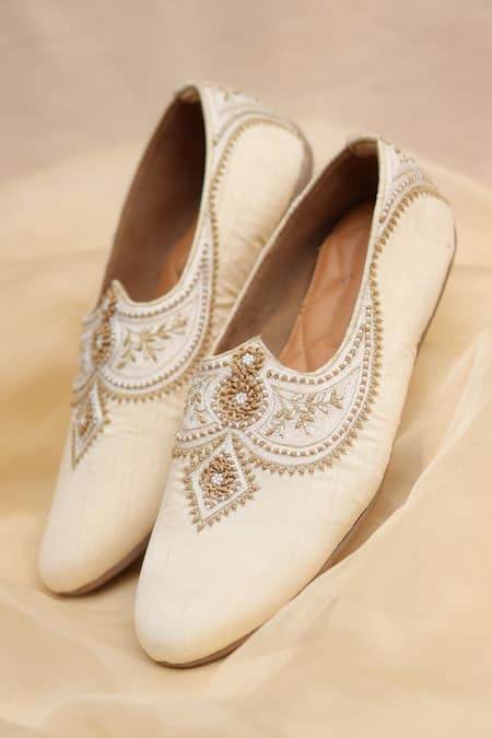 Around Always Tarun Tonal Embroidered Juttis 
