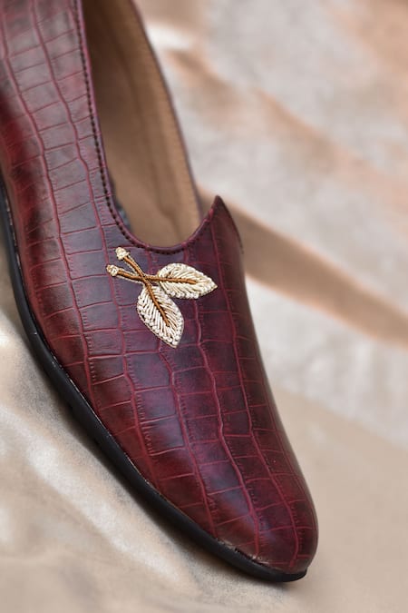 Around Always Veer Croc Textured Juttis 