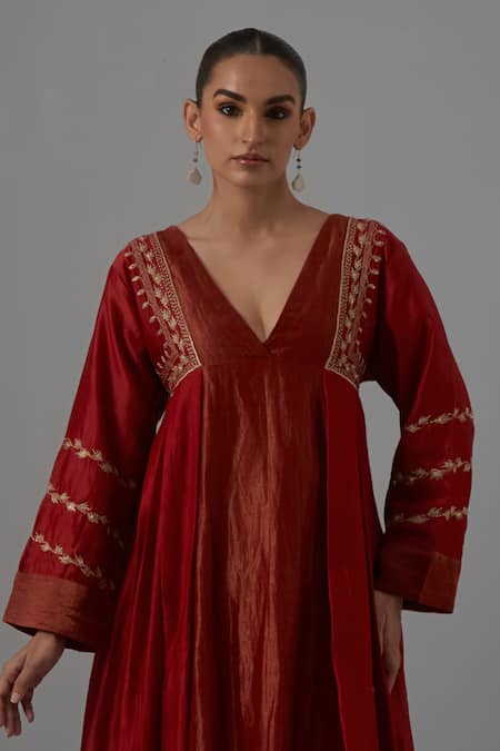 Buy_Priya Chaudhary_Red Chanderi Embroidery V-neck Anarkali, Pant And Dupatta Set 