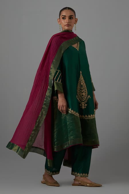 Priya Chaudhary Embroidered Chanderi Kurta Set 