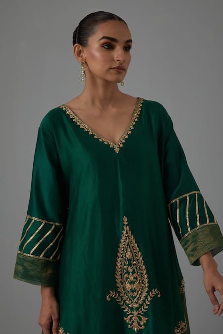 Buy_Priya Chaudhary_Green Chanderi Embroidery V-neck Kurta Set _Online_at_Aza_Fashions