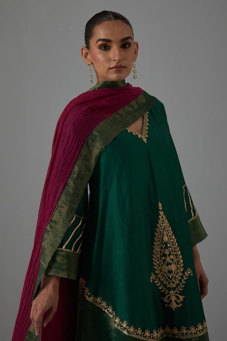 Shop_Priya Chaudhary_Green Chanderi Embroidery V-neck Kurta Set _Online_at_Aza_Fashions