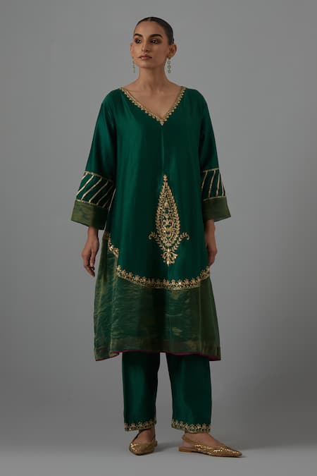 Buy_Priya Chaudhary_Green Chanderi Embroidery V-neck Kurta Set 