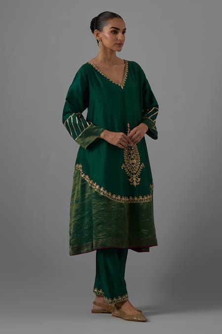 Priya Chaudhary_Green Chanderi Embroidery V-neck A-line Kurta And Pant Set _Online_at_Aza_Fashions
