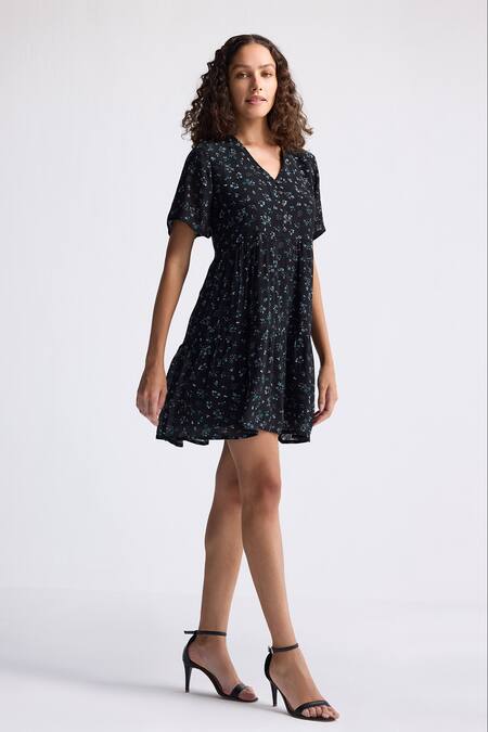 Buy Reistor Black Crepe V-neck Ditzy Wildflowers Flared Sleeve Tiered Dress Online at Aza Fashions Buy_Reistor_Black Crepe V-neck Ditzy Wildflowers Flared Sleeve Tiered Dress _Online_at_Aza_Fashions