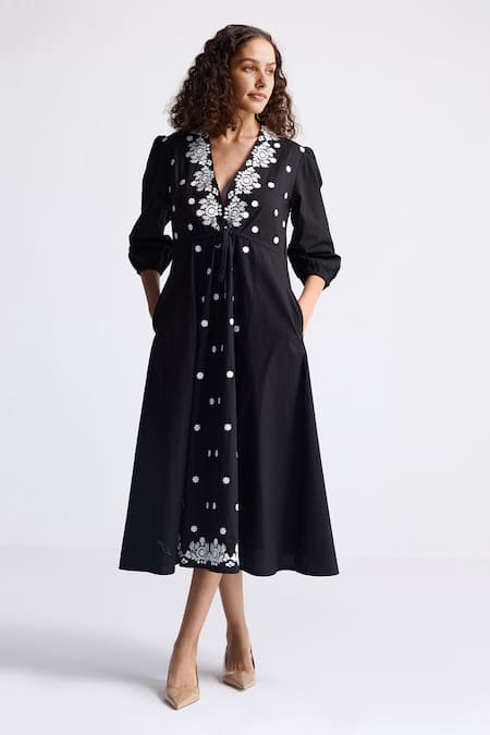 Reistor Embroidered Drawstring V-Neck Dress 